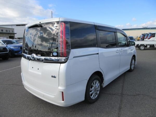 Toyota Noah G Hybrid 2020 - Image 7