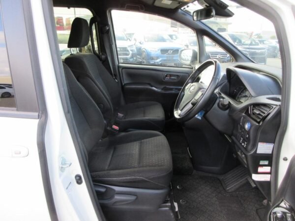 Toyota Noah G Hybrid 2020 - Image 25