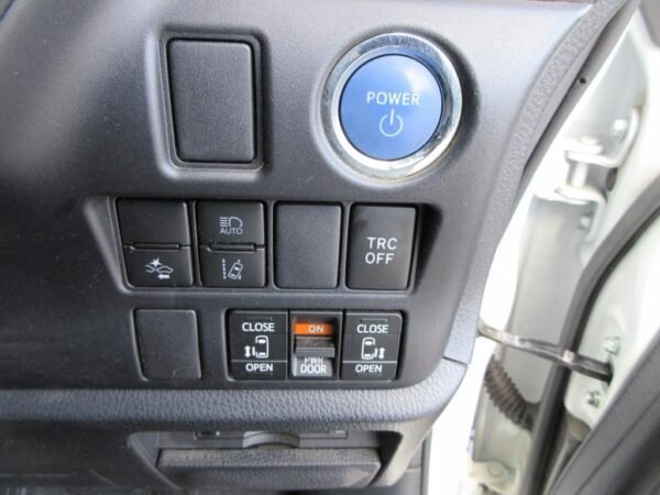 Toyota Noah G Hybrid 2020 - Image 18