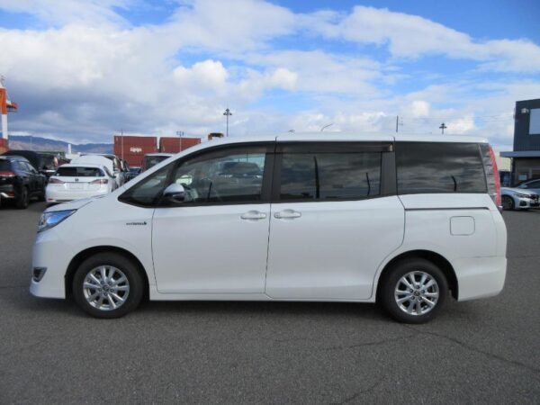 Toyota Noah G Hybrid 2020 - Image 4