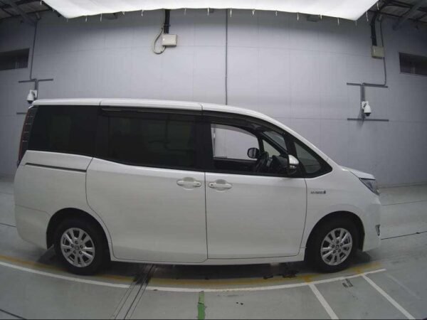 Toyota Noah G Hybrid 2020 - Image 12