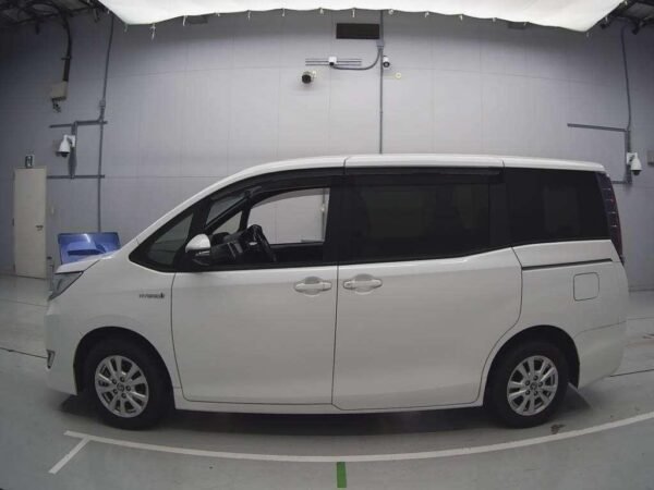 Toyota Noah G Hybrid 2020 - Image 14