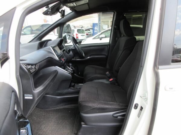 Toyota Noah G Package Hybrid 2020 - Image 12