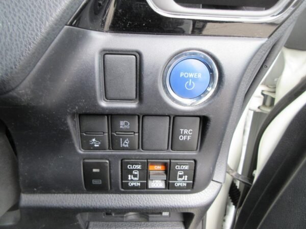 Toyota Noah G Package Hybrid 2020 - Image 8