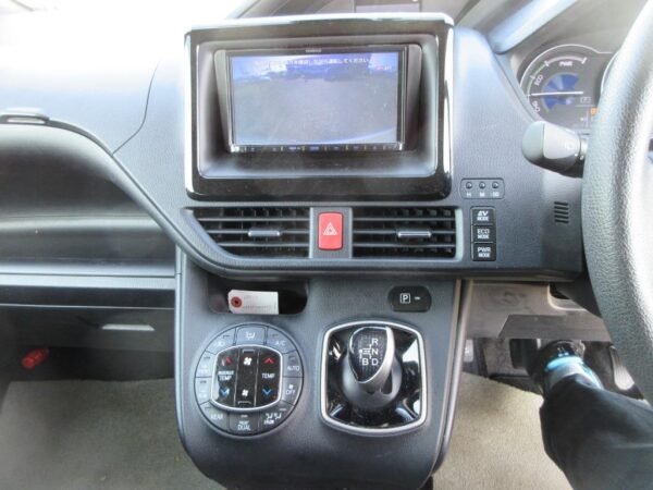 Toyota Noah X Package Hybrid 2020 - Image 11